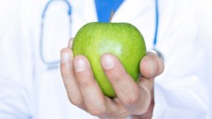 كاهش خطر ابتلا به 5 نوع سرطان با مصرف روز يك سيب